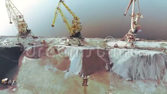 河岸上的港口起重机产生沙子河岸上有桶的港口起重机河沙的提取港口视频的预览图