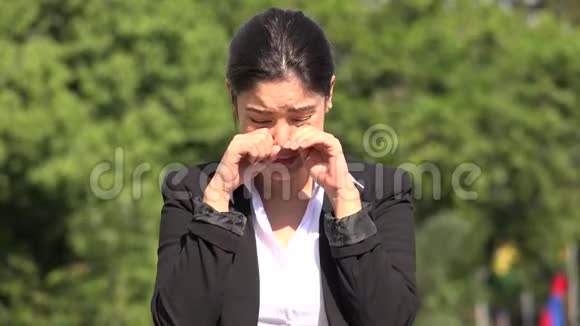 哭泣的西班牙商业女人视频的预览图
