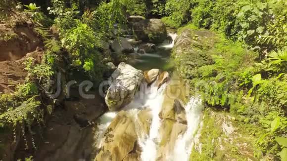 厄瓜多尔泰纳附近的拉古纳阿祖尔美丽的自然游泳池视频的预览图