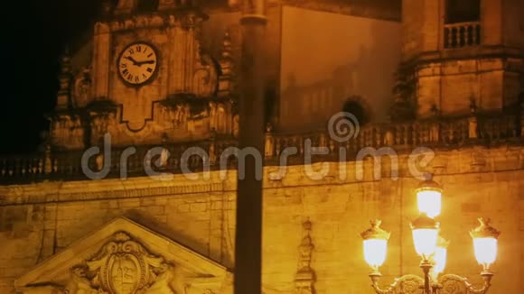 神秘的闹鬼的夜晚被黄色路灯照亮的王宫历史视频的预览图
