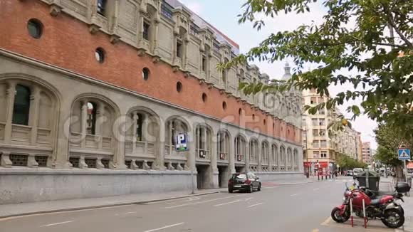 毕尔巴鄂Azkuna中心大楼西班牙建筑的现代主义城市街道视频的预览图