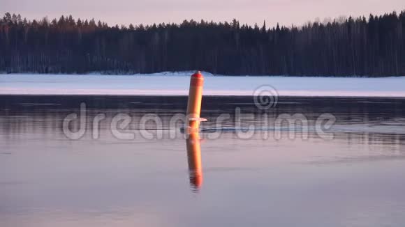 3月傍晚Saimaa湖上的黄色浮标芬兰视频的预览图