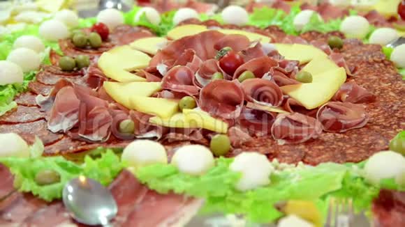 熏肉和奶酪放在盘子里在餐馆里安排了干肉令人兴奋烤肉拼盘视频的预览图