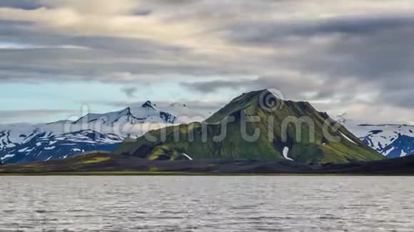 冰岛山下湖畔的史诗般的黄昏时光流逝视频的预览图