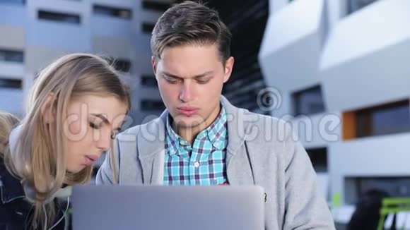 青年男女在电脑户外工作视频的预览图