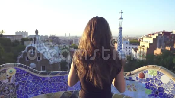 女人旅行的概念女游客欣赏美丽的巴塞罗那建筑视频的预览图