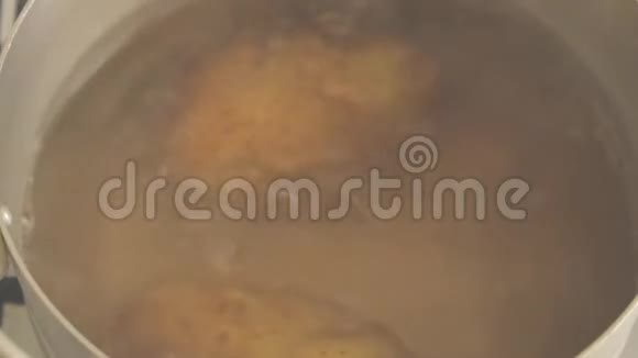 顶部的景色土豆沸水和旋塞在钢锅烹饪蒸汽近距离射击视频的预览图