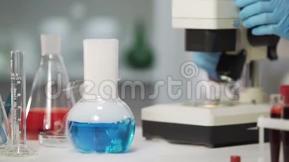 Erlenmeyer烧瓶中液体物质蒸发的生化实验视频的预览图