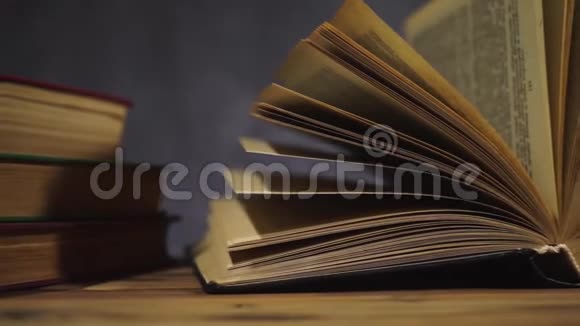 旧木桌上的书视频的预览图