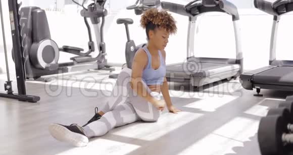 女孩在健身房练习瑜伽视频的预览图