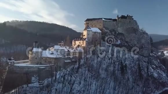 斯洛伐克苏尼冬傍晚奥拉瓦城堡周围的空中景色视频的预览图