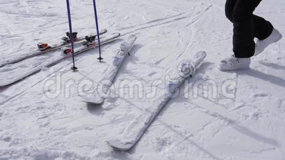 滑雪者在白色滑雪靴上滑下山视频的预览图