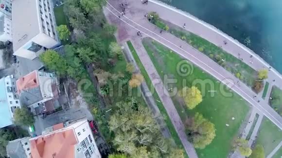 空中观景台从鸟瞰到城市堤岸和蓝色湖泊美丽景色泰诺皮尔乌克兰视频的预览图