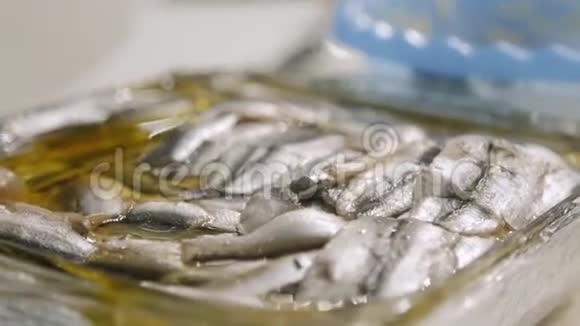 市场上新鲜的鱼在油里喷溅关门视频的预览图
