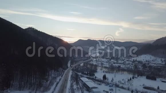 冬季高空俯瞰日落视频的预览图
