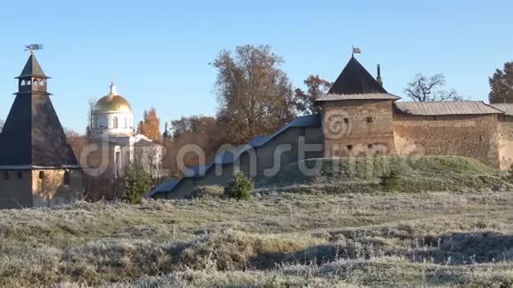 十月的早晨在普斯科夫佩切斯克修道院的墙上佩乔里俄罗斯视频的预览图
