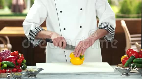 厨师切黄色辣椒视频的预览图