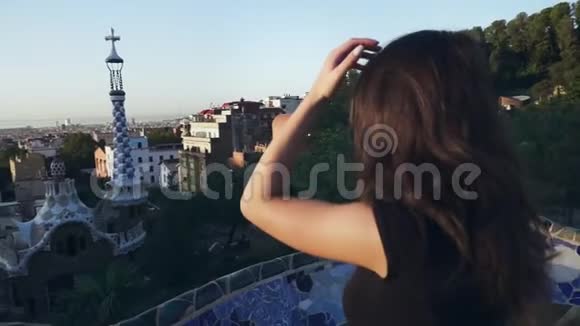 美丽的女孩调整她的头发女人旅行世界城市旅行概念视频的预览图