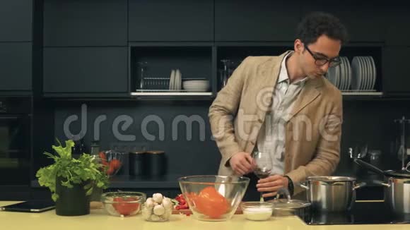 快乐的年轻夫妇在厨房视频的预览图