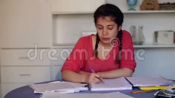 一个学生在家里学习视频的预览图