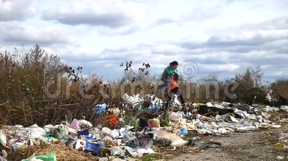 年轻女子穿过垃圾场慢动作视频的预览图