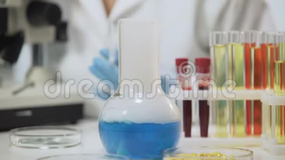 实验室里的吸烟化学烧瓶化学实验视频的预览图
