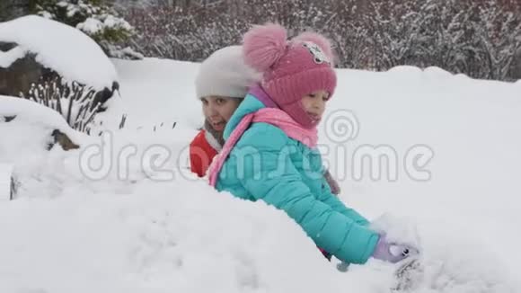 冬天两个女孩在公园里打雪球视频的预览图