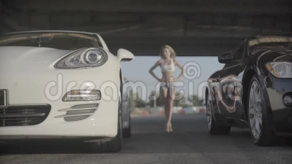 两景拍摄两款新的赛车现代汽车准备从有魅力的年轻女性开始视频的预览图