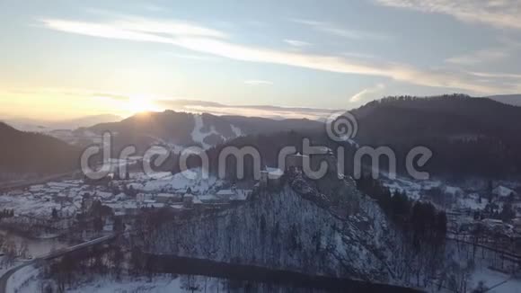 斯洛伐克冬季傍晚日落时在奥拉瓦城堡上空的鸟瞰图视频的预览图
