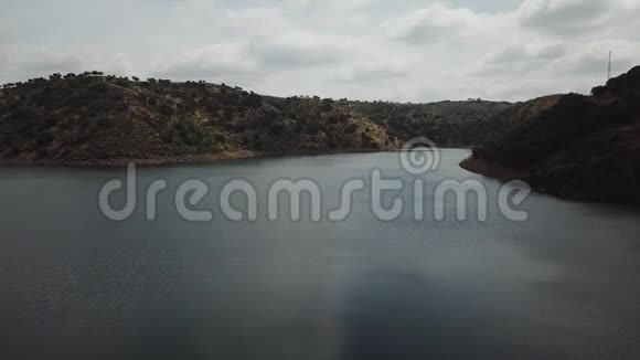 Rumblar水库的鸟瞰图面积79靠近BaA区Encina区的人口视频的预览图