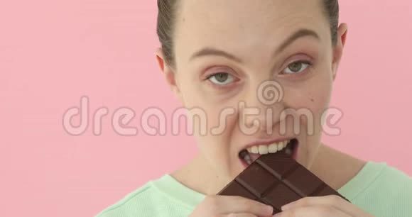 可爱的女孩吃巧克力视频的预览图