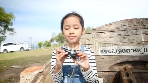 4K亚洲小女孩在大自然的地方拍摄视频自拍视频的预览图