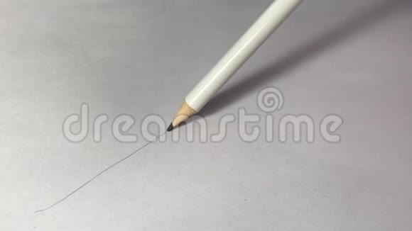 艺术家用手在纸上画木铅笔写字线视频的预览图