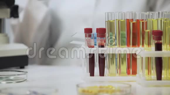 临床试验实验室科学家在显微镜下分析血样视频的预览图