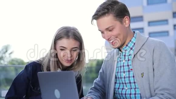 青年男女在电脑户外工作视频的预览图