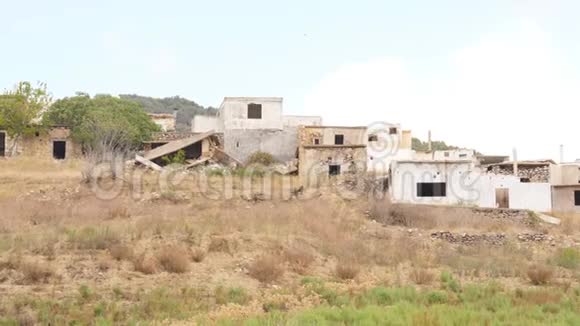 摧毁了旧废弃村庄的房屋视频的预览图
