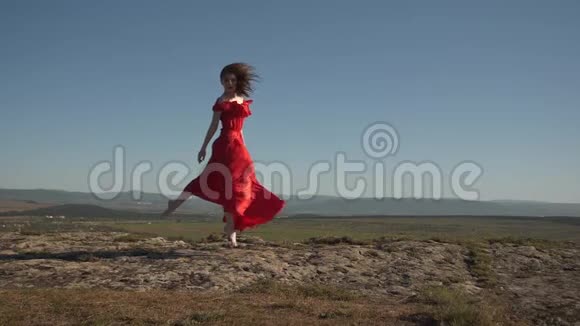 在地平线的背景下模特穿着随风飘扬的裙子视频的预览图