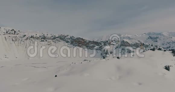 飞越雪山和冬季景观的空中飞行视频的预览图