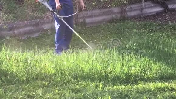 农夫用割草机在大自然上割草视频的预览图