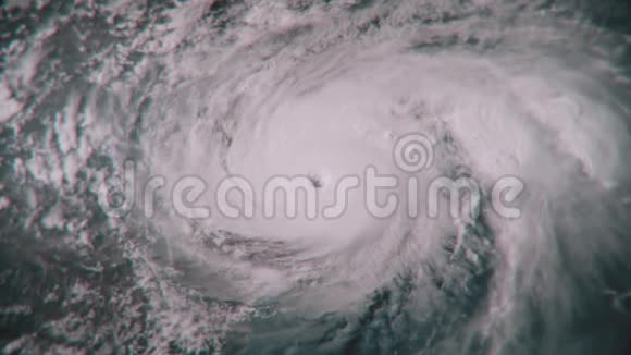 一场巨大的飓风在海洋中肆虐视频的预览图
