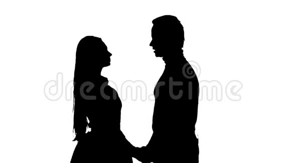 女孩和一个男人看海报选择一部电影剪影白色背景慢动作视频的预览图