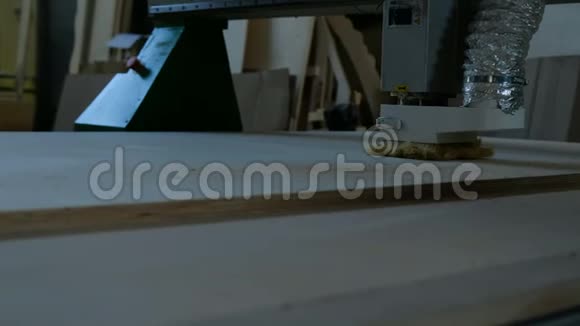 现代木工机械在行动从胶合板上切出卷曲的碎片木制家具的生产视频的预览图