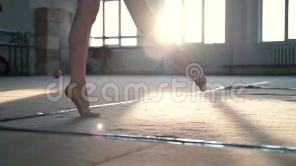 女体操运动员的长腿视频的预览图