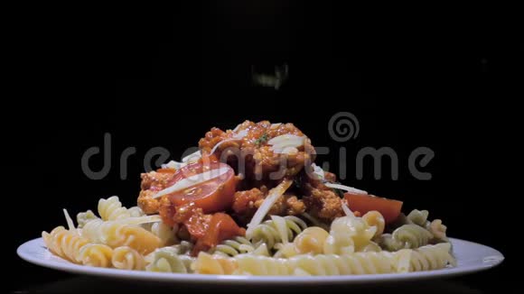 把帕尔马干酪放在意大利面上慢动作视频的预览图