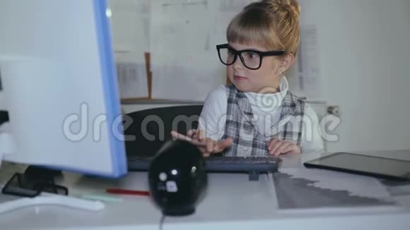 可爱的小聪明的女学生使用电脑和平板电脑在工作场所4K视频的预览图