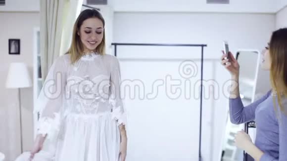 一个在商店里穿裙子的婚礼女孩视频的预览图