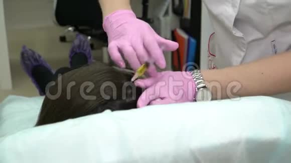医生美容师为头发注射注射器视频的预览图