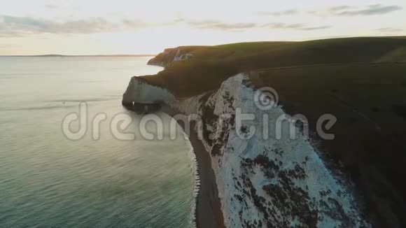 日落时分沿着英格兰白色悬崖飞行美妙的风景视频的预览图