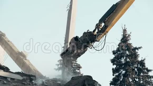 高杆拆除机毁弃建筑物清理事故现场视频的预览图
