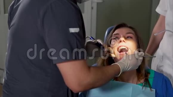 一个年轻的女人正在看医生他约了一个牙医他治疗龋齿视频的预览图